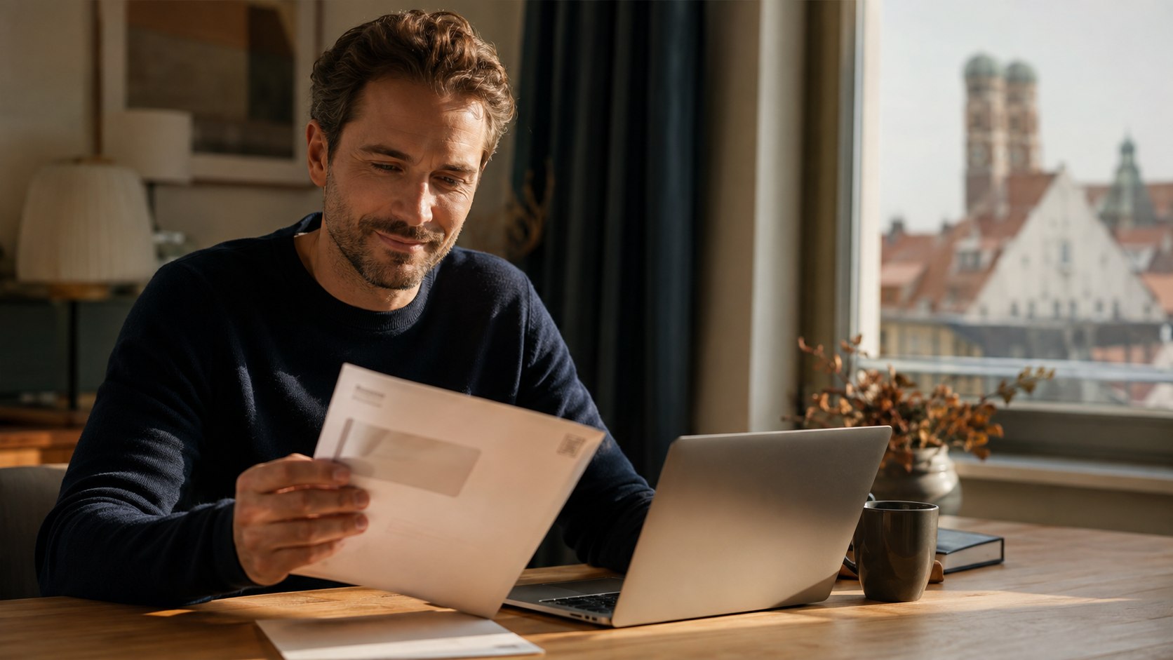 Persona che analizza con serenità un documento tedesco davanti al laptop